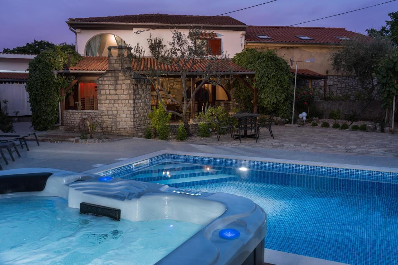 Stone Lady Holiday Home With Pool&Hot Tub,Sauna,Bbq,Garden Rasopasno Exterior photo